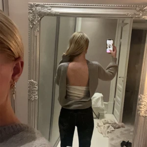 Grå stickad tröja  - Grå stickad tröja som är öppen i ryggen 💗 Storlek är Xxs men passar som en M