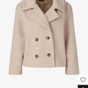 Chelsea kappa! - Säljer min beige/rosa/vita kappa. Den är i nyskick och använd endast en gång. Inte riktigt min stil längre! Det står onesize men passar mig med xs/s och skulle även tro M! Hör av er om ni har frågor och om priset!💓💓 Väääldigt fin till våren!