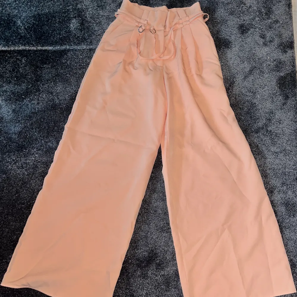 Unika byxor som aldrig använts. Jätte snygg aprikos färg. Köpta i USA och ett fint unikt plagg att lägga till i er garderob.. Jeans & Byxor.