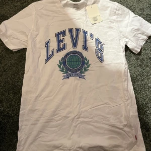 Levis tröja - Köpt i somras men aldrig andvänt. Lapp kvar. 