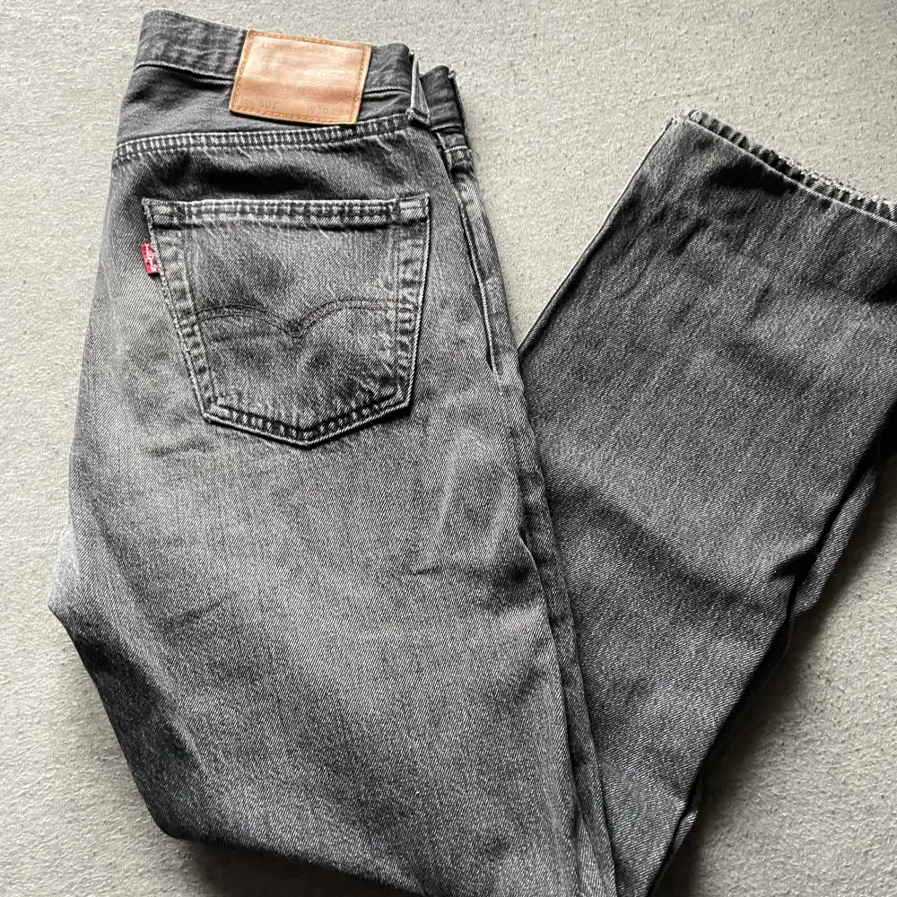 Ett par snygga mörkgråa Levis 501 i storleken 30/32. Det bara höra av sig vid minsta fundering och pris kan diskuteras vid snabb affär. . Jeans & Byxor.