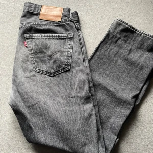 Levis 501  - Ett par snygga mörkgråa Levis 501 i storleken 30/32. Det bara höra av sig vid minsta fundering och pris kan diskuteras vid snabb affär. 