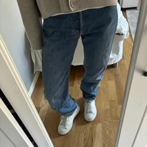 Vintage Levis 501 - Supersnygga vintage Levis 501 i storlek 28/34 men passar mig som vanligtvis har 26 eller 27 i midjan! De är lite långa på mig som är 164 men funkar uppvikta. 