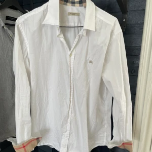 Burberry skjorta - Tja, säljer denna sjukt feta burberryskjortan | Storlek: XL sitter mindre | grabben på bilden är ca 187 cm lång | skick: 9/10 - nyskick | Nypris: ca 4200 mitt pris: 500! | Vid fler frågor eller funderingar är det bara att höra av sig! | Mvh Dante 