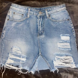 JEANSKJOL - Supersöt jeanskjol med najs skurningar! Perfekt nu till sommaren. Använd med kärlek! Funkar perfekt❤️💕