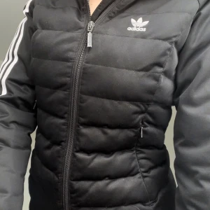 Adidas jacka - Fin jacka säljes! Såklart använd men inget sönder vad jag kan se💞huva finns, varm tycker jag💗 (Köpare betalar för frakt)💞