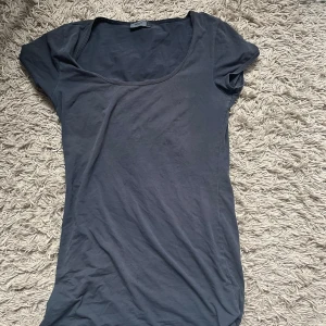 Only T-shirt  - Snygg urringad topp från Only.  Lite små hål längst ner på toppen, men inget man lägger märke till. Bara att fråga om fler bilder
