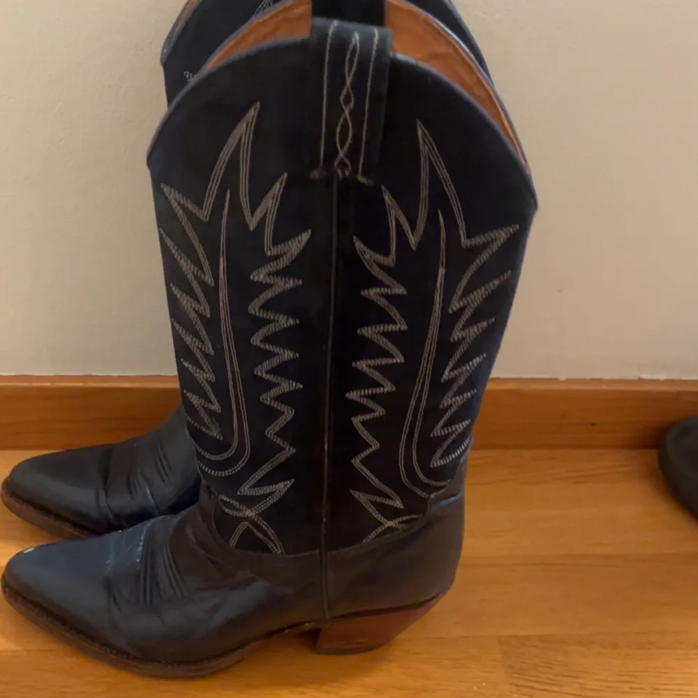 Säljer dessa fina cowboy boots då de ej kommer till användning. Dom har ett nypris på ca 3500 men säljer billigare då jag ej använder dem och vill bli av med dem💗. Skor.
