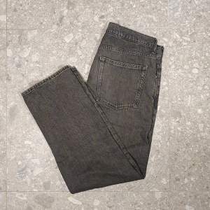 Säljer mina svart/gråa vailent jeans för att de blivit för små!||Skick 8/10 ||priset kan diskuteras vid snabb affär ||hör av dig vid frågor||