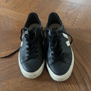 Veja skor - Veja skor till salu, använda 1 gång. Säljes pga att de inte kommer till användning. Superfina. Man skor, i storlek 42.