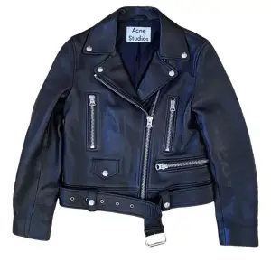 Iconic leather jacket from Acne Studios, comes in a very nice and smooth leather quality and a slightly oversized fit. Has been carefully used, still in great condition. Tagged 36, fits 36-38.