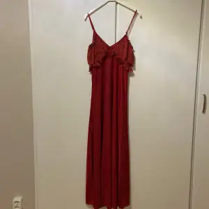 En röd lång klänning