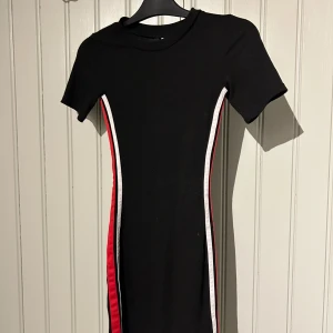 Klänning med röda och vita sträck - Klänningen är i bra skick!