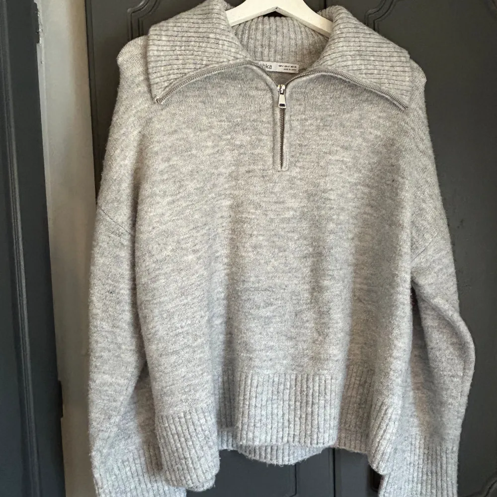 Super fin grå stickad tröja från Bershka i storlek S. Säljer pågrund av att den inte kommer till användning längre . Tröjor & Koftor.