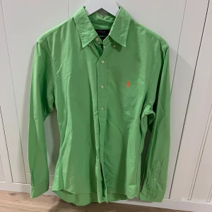 Ralph Lauren skjorta - Tjena! Säljer denna Ralph Lauren skjortan i storlek M! Väldigt fint skick! Tveka inte o höra av dig för fler bilder eller om du har några frågor!