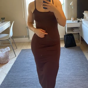 Brun långklänning  - Jättefin brun tight klänning med slits💕