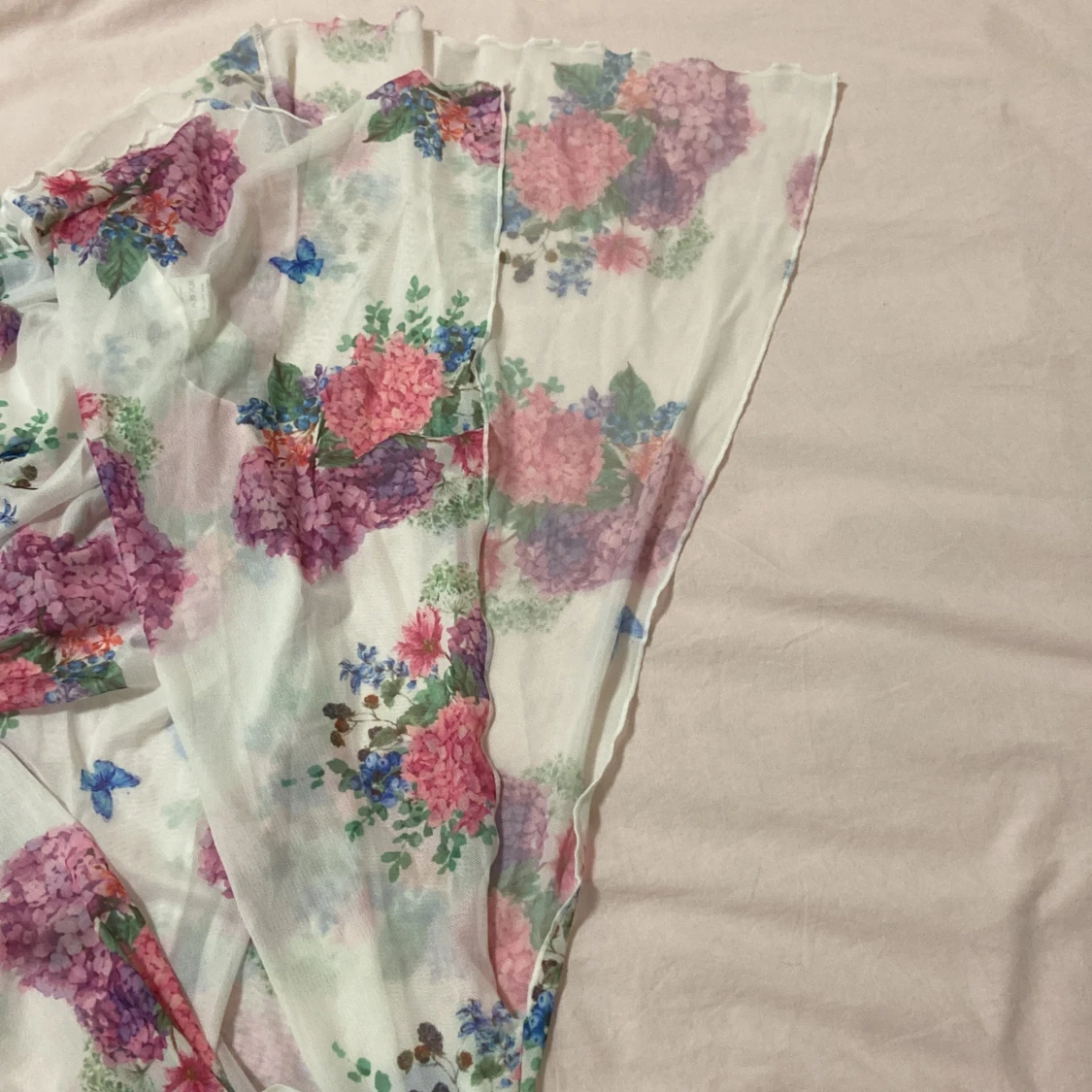 En blommig genomskinlig vårklänning  - 92