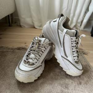 Fila Disruptor sneakers Färg: vit, beige, brun, grå Storlek: 39 innermått 25 cm