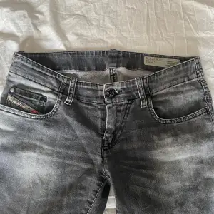 Säljer dessa jeans från Diesel för att dem är förstora. Jättesynd eftersom att brodyren på fickorna är skiiiitsnygg!! W27 L32