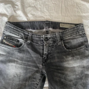 Lowwaist jeans - Säljer dessa jeans från Diesel för att dem är förstora. Jättesynd eftersom att brodyren på fickorna är skiiiitsnygg!! W27 L32