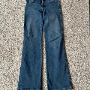 Säljer ett par jeans från lager 157. Använt typ 2-3 gånger. Köpt för 450kr och säljer för 150kr. 