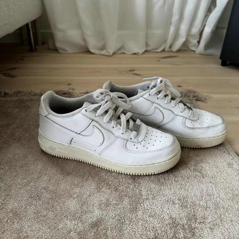 Nike air force sneakers  Storlek: EUR 38,5  innermått 24 cm. Skor.