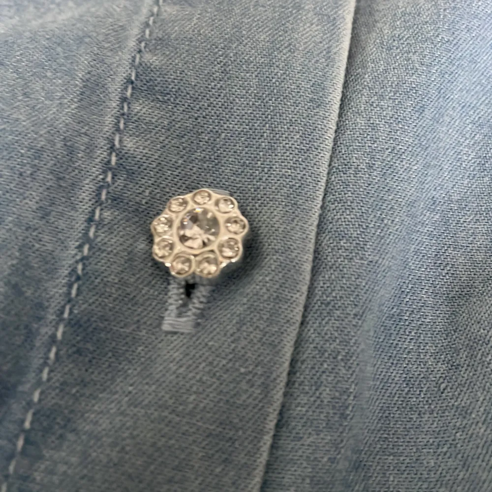 Säljer en fin jeans blus som är använd 2 gånger, den är i bra skick!!. Puserot.