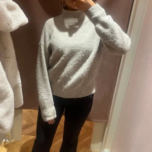 Stickad tröja - En väldigt fin beige stickad tröja från Zalando, använd ett par gånger men är i ett fint skick💞💞