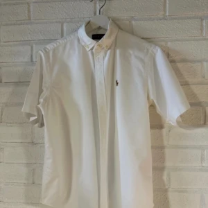 Ralp lauren skjorta - Hej! Nu säljer jag min nästan helt oanvända ralp lauren skjorta Nypris 1200 Skriv för funderingar eller fler bilder