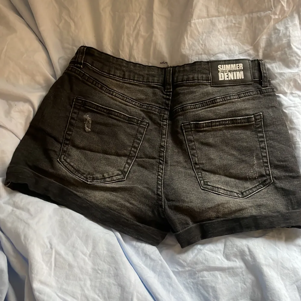 Säljer mina super fina jeans shorts som inte kommit till användning❤️Bara används en gång. Det står storlek L fast dom sitter mer som en s-m eftersom de är från New yorker😅Köptes för runt 199kr. Shorts.