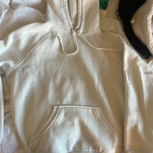bikbok hoodie - säljer min vita bikbok hoodie som är i vit/gräddvit typ. Super gunborg skön, säljer då jag har massa andra. använda några gånger💕