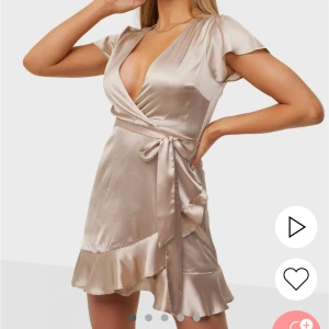 Gullig klänning - Guldig/champagnefärgad klänning från Nelly använd 1 gång 🤍