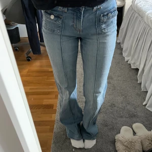 H&M jeans  - Super fina trendiga ljusblå jeans från H&M🩵inga fickor där bak vilket gör att det blir fint!