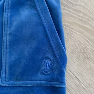 Mörk blåa juicy byxor  - Säljer mina jätte fina juicy couture byxor som har jag har haft i nästan 1 år och har aldrig kommit till användning eftersom jag inte gillade färgen så mycket. Dom är nästan som nyskick men har änvänt 1-2 gånger, skriv efter frågor. Nypriset var 1200 helt ny 