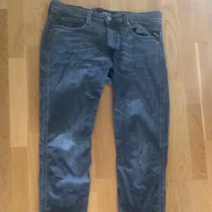 Tja! Säljer dessa replay anbass jeans. Använda fåtal gånger för att dem blivit för små för mig. Nypris 1499kr. Hör av er vid frågor📦📨