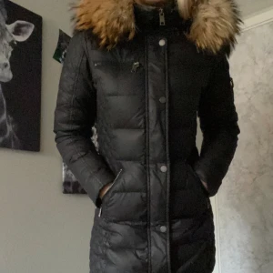 Rock and blue vinterjacka  - Ordinarie pris 3000kr, mitt pris 500kr och frakt ingår ej. Storlek 34, fint skick. Den har äkta päls på luvan som är avtagbar. Skriv om det finns fler frågor