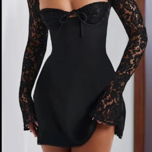 Klänning - Helt ny klänning med spets och knytning i ryggen. Storlek S💕💕