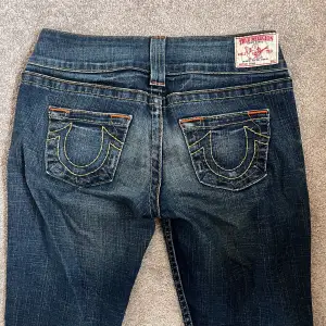 Lådmidjade jeans från true religion, de är köpta för länge sen därav går de ej att få tag på. Säljs pga att jag inte använder de längre 