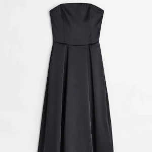 Klänning  - Beskrivning finns på 2 bilden. 