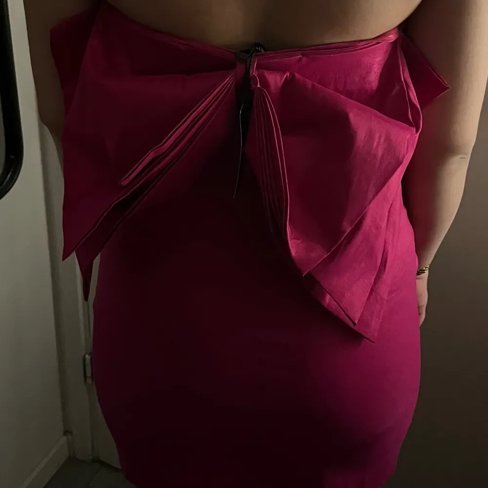 Helt ny rosa fest klänning med rosett i ryggenmed prislapp på, skulle ha den till min 18 års fest men hittade en annan klänning jag tyckte om. . Klänningar.