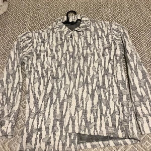 Overshirt - Cool Overshirt i mycket skönt material, perfekt för våren/sommaren. Ny skick, storlek M passar även S.