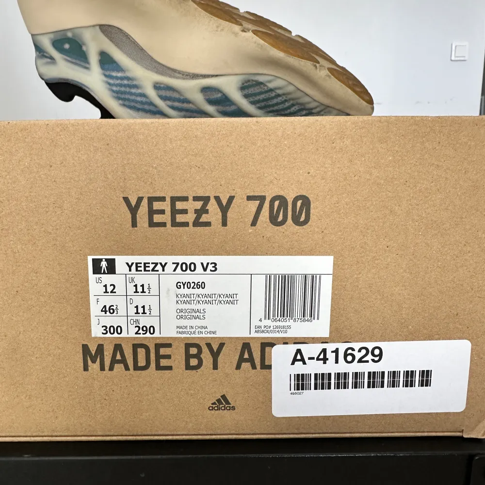 Adidas Yeezy 700 V3 Kyanite US12 EU46 2/3 Used 8/10. Skor.