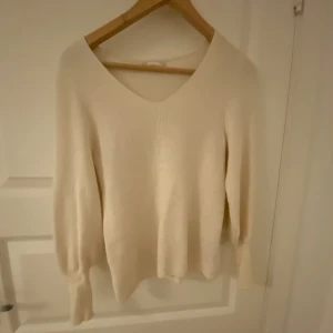 Söt tröja - En söt stickad tröja som jag köpte från only för cirka ett år sen💓 Använt en del men inget som syns, lite nopprig.