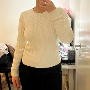 Vit gant tröja  - Äkta gant tröja använt få gånger, vädligt bra skick. För dig som vill ha en fin Långarmad vår tröja! 