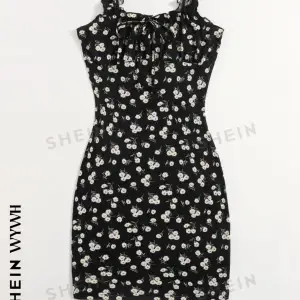 En svart kort blommig klänning som är perfekt för sommaren. Har alldrig använt den så den är precis som ny😁🌸🎀