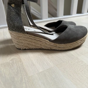 Fina skor, helt nya - Fina skor, helt nya bara provat. Storlek 39. Köpt från Eurosko.