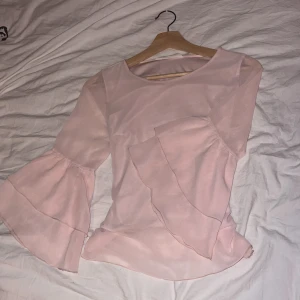 ljusrosa volang blus  - säljer denna ljusrosa volang blusen köpte för länge sen på h&m i storlek 158/164 ❣️ inga defekter, passar xxs/xs, har tyvärr inga egna bilder men den sitter ungefär som på de sista bilderna (lånade bilder) 