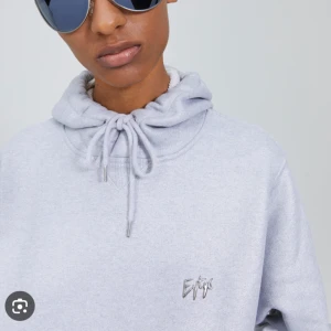 Eytys Lewis Pearl Hoodie - Hör av dig om du har några frågor! Säljer ut hela garderoben så kolla gärna igenom min profil så kan jag samfrakta, evt ge rabatt!
