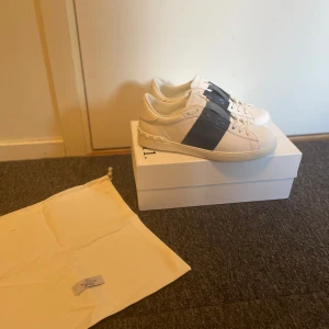 Valentino - Säljer nu mina valentino skor då dom ej kommer till användning eller passar inte mig. Färgen är vit och navy. Storlek är 45, men passar inte mig som har strl 45 i allt annar