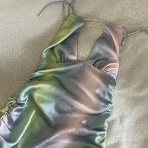 Klänning från NA-KD - Klänning från NA-KD, öppen rygg med dragkedja i sidan. Dm för frågor eller fler bilder 